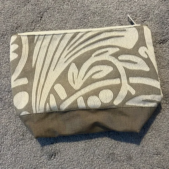 Elegant Beige and Cream Travel Bag - Picture 1 of 5